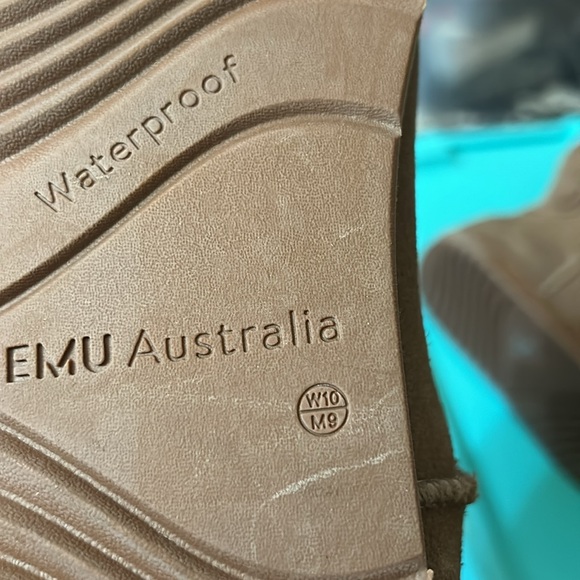 New Emu Australia Boots with back button decor - Picture 10 of 13